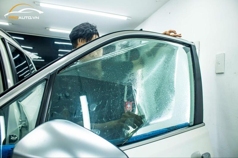 Thi công dán phim cách nhiệt đổi màu