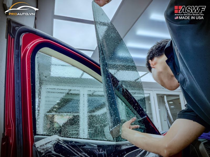 Thi công dán phim cách nhiệt ô tô chính hãng tại PROAUTO.VN