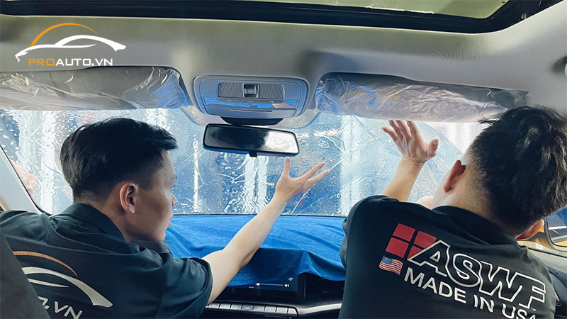 Thi công dán phim cách nhiệt ô tô chính hãng tại PROAUTO.VN