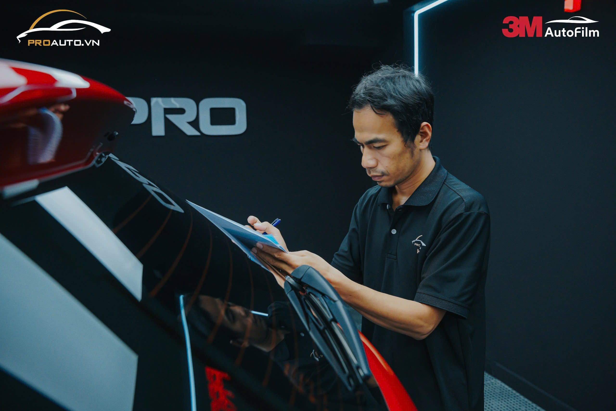 Thi công dán phim cách nhiệt ô tô tại PROAUTO.VN