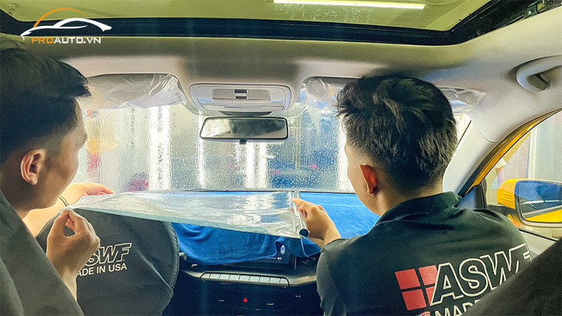 Thi công dán phim cách nhiệt ô tô, xe hơi chính hãng