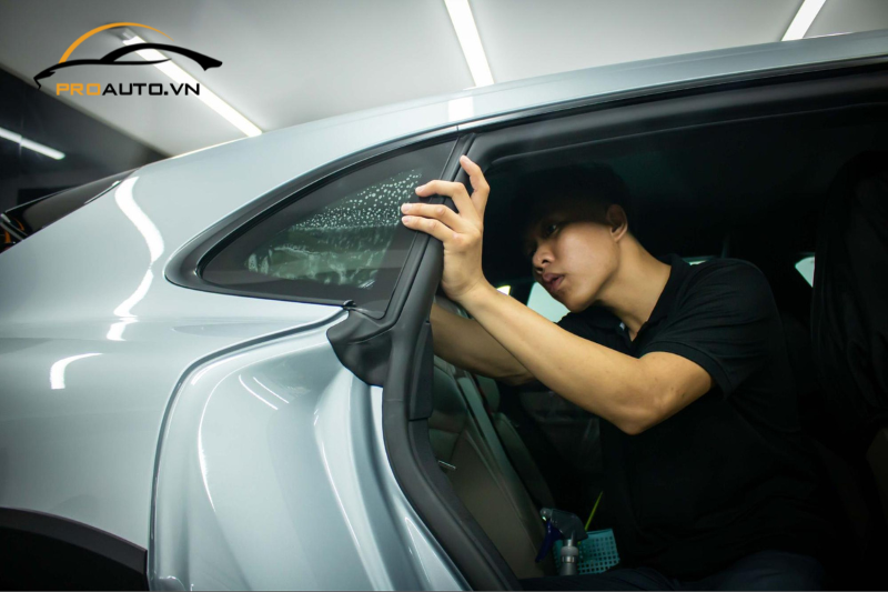 Thi công dán phim cách nhiệt tại PROAUTO.VN