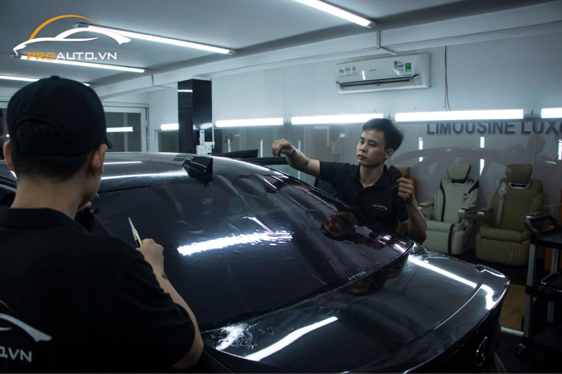 Thi công dán phim cách nhiệt tại PROAUTO.VN