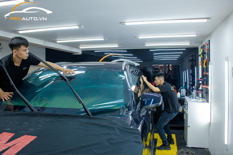 Thi công dán phim cách nhiệt tại PROAUTO.VN