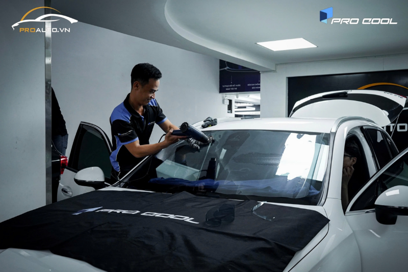 Thi công dán phim cách nhiệt tại PROAUTO.VN