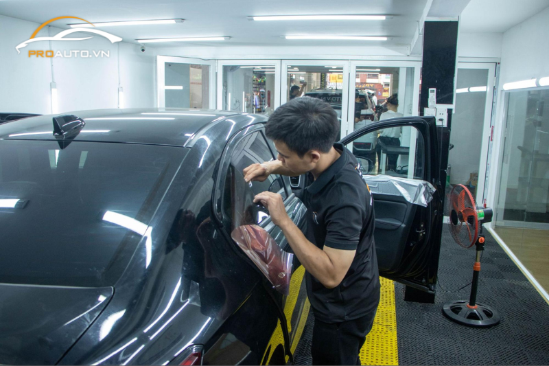 Thi công dán phim cách nhiệt xe hơi