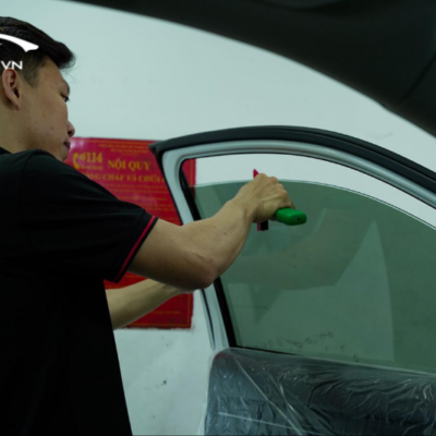 Thi công dán phim cách nhiệt xe hơi