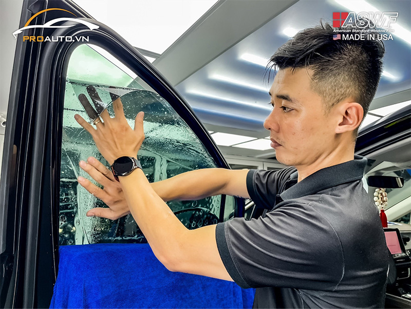 Thi công dán phim cách nhiệt xe hơi tại PROAUTO.VN