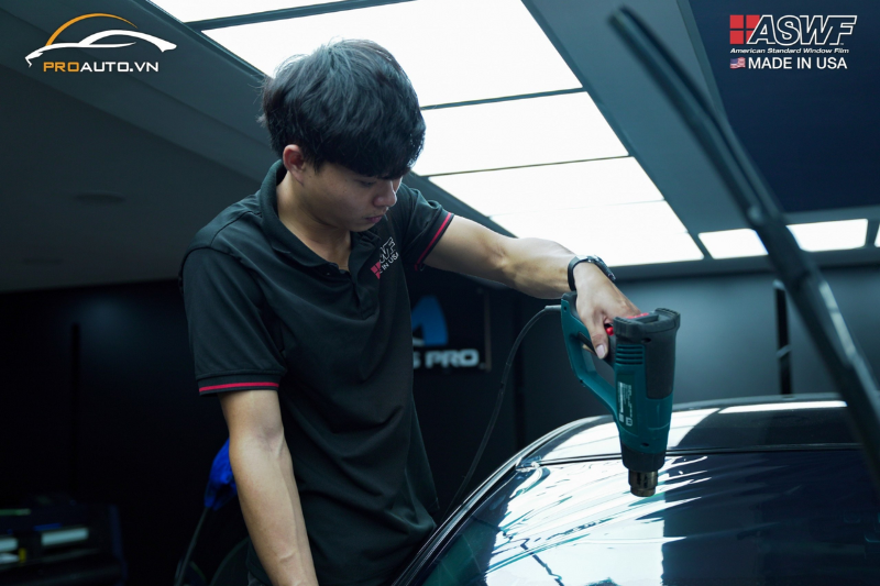 Thi công dán phim cách nhiệt xe hơi tại PROAUTO.VN 