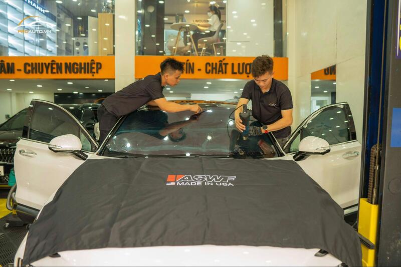 Thi công dán phim cách nhiệt xe Hyundai Custin 2024 tại PROAUTO.VN