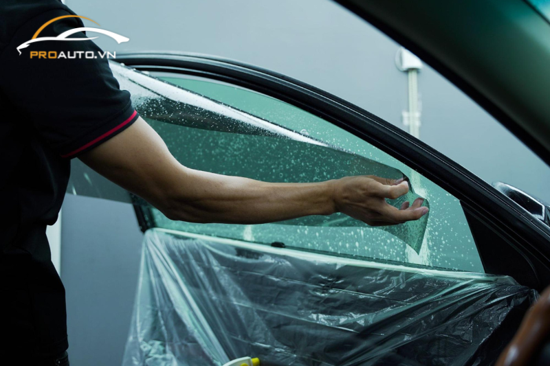 Thi công dán phim cách nhiệt xe Mitsubishi Zinger