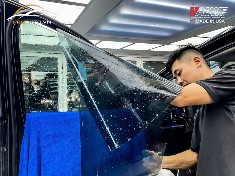 Thi công dán phim cách nhiệt xe ô tô tại PROAUTO.VN