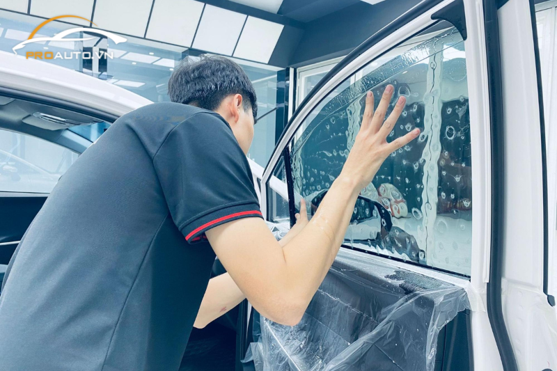 Thi công dán phim cách nhiệt xe Subaru Legacy