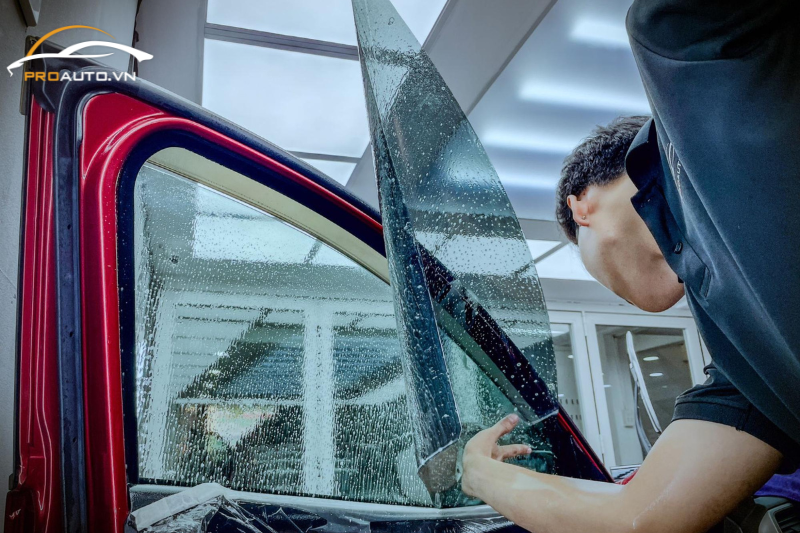 Thi công dán phim cách xe cho kính xe hơi