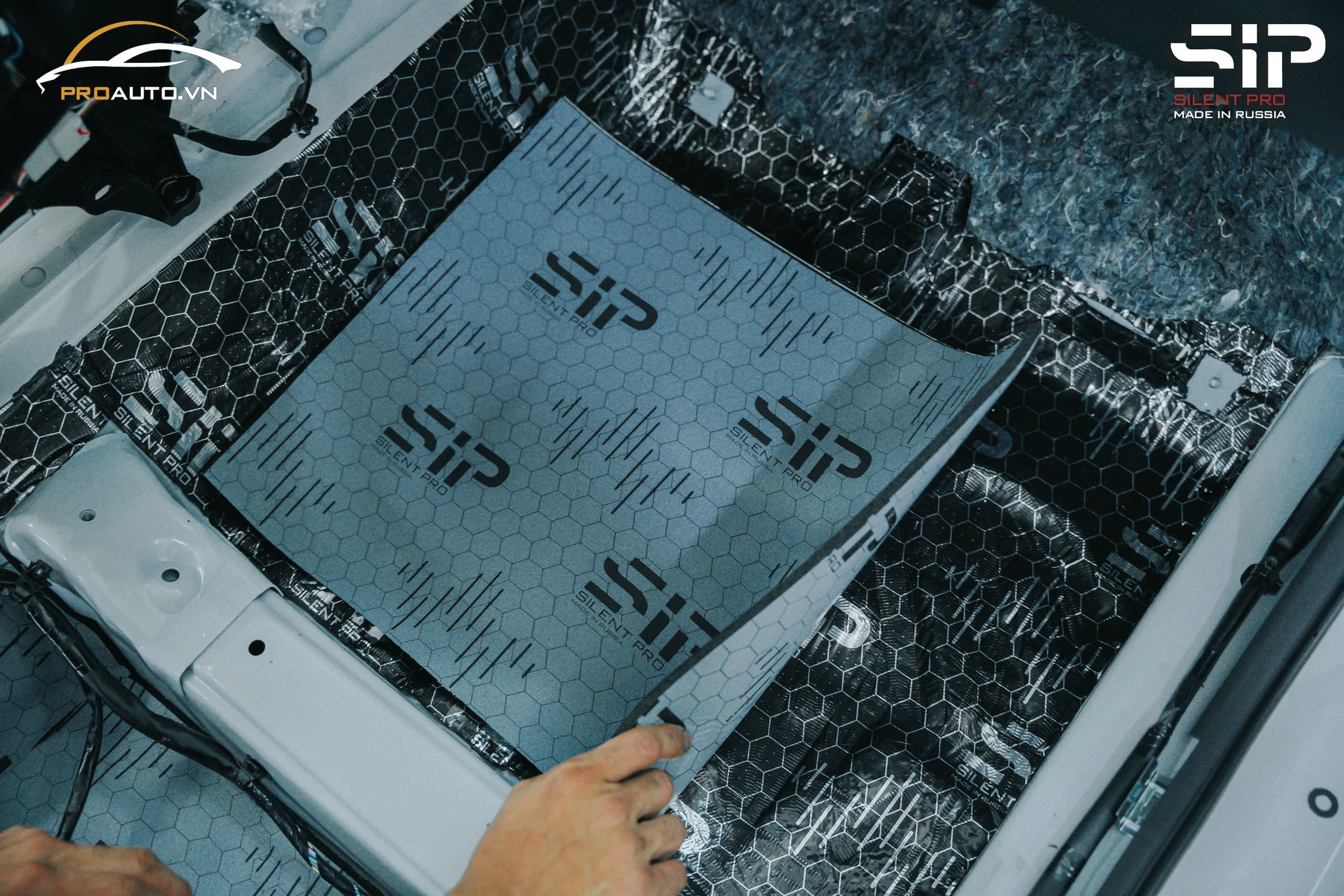 Thi công dán tiêu âm xe Toyota Veloz Cross