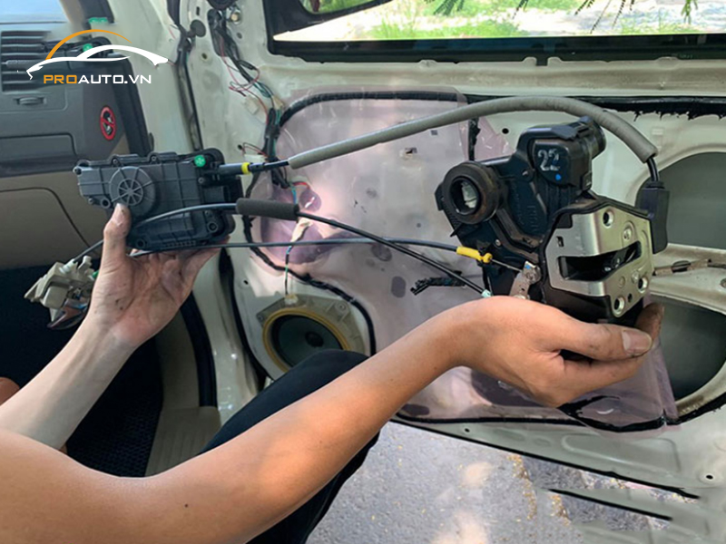 Thi công độ cửa hít ô tô uy tín chuyên nghiệp tại PROAUTO.VN