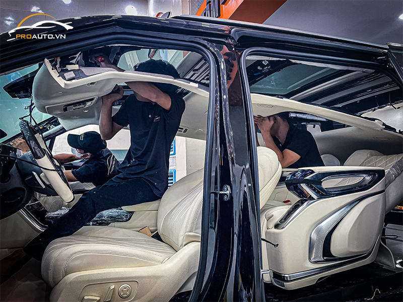 Thi công độ đèn trần xe Kia Carnival 