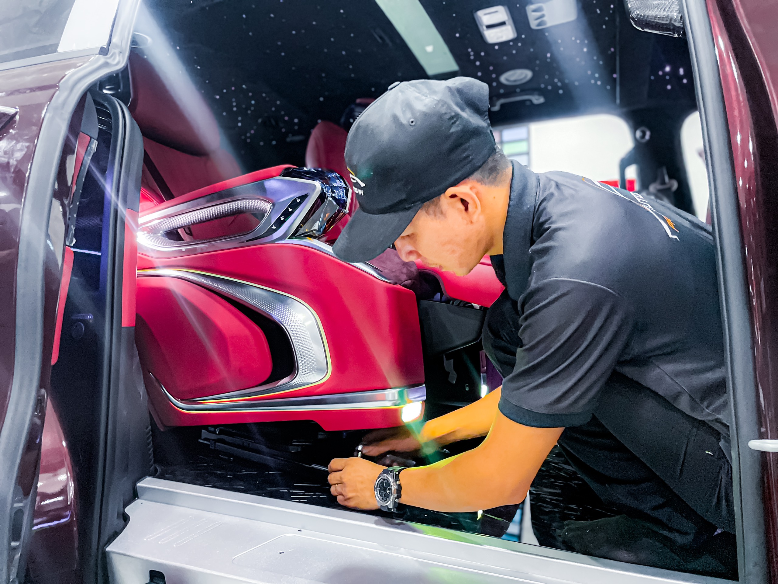 Thi công độ ghế Limousine Kia Carnival tại HCM