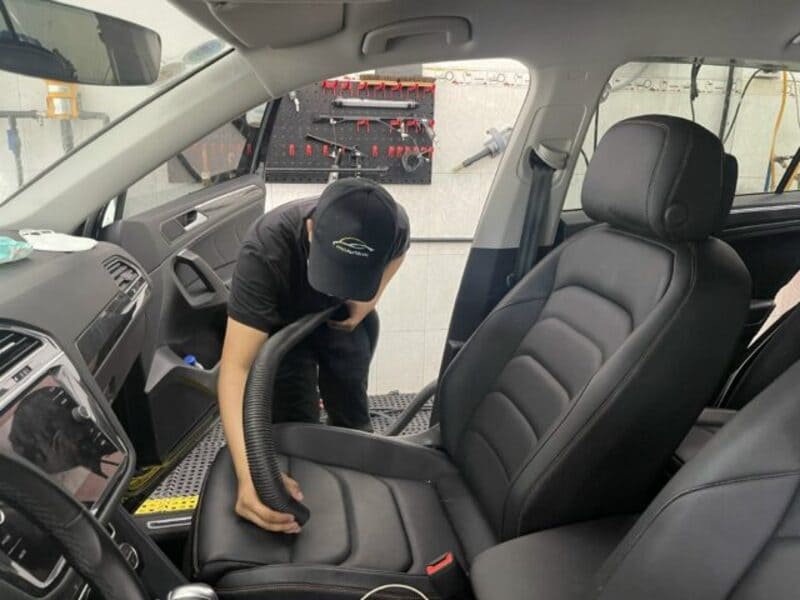 Thi công hút bụi vệ sinh nội thất