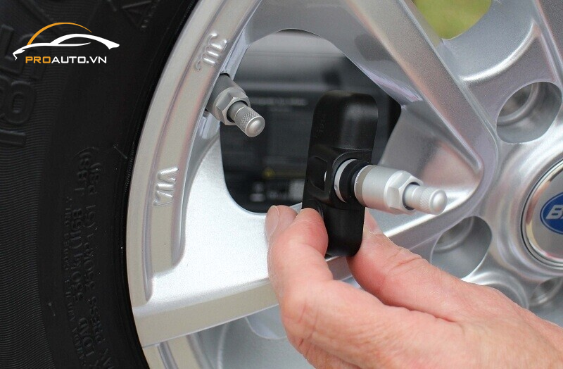 Thi công lắp cảm biến áp suất lốp xe hơi uy tín, chính hãng tại PROAUTO.VN