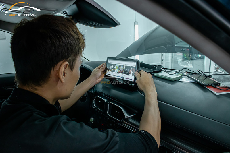 Thi công lắp đặt màn hình Android thông minh ô tô