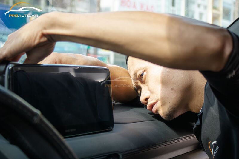 Thi công lắp màn hình ô tô Android Gotech