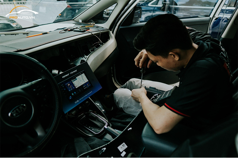 Thi công lắp màn hình ô tô Android tại PROAUTO.VN