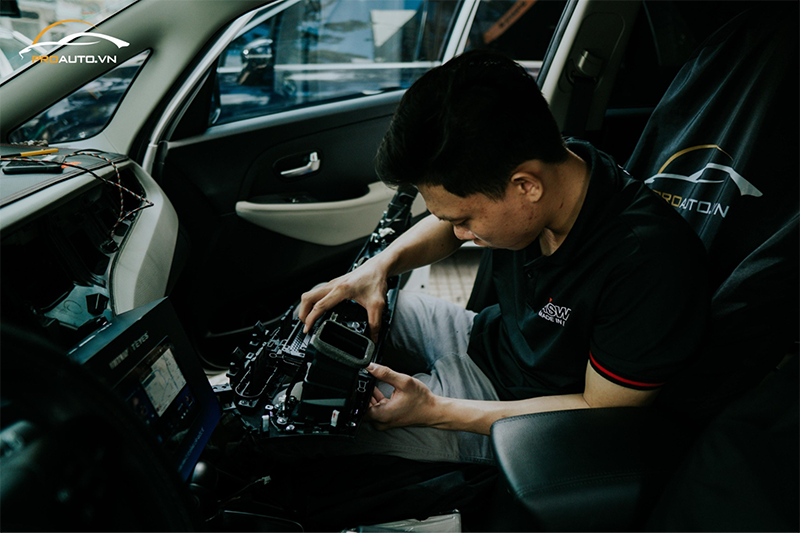 Thi công lắp màn hình ô tô tại PROAUTO.VN
