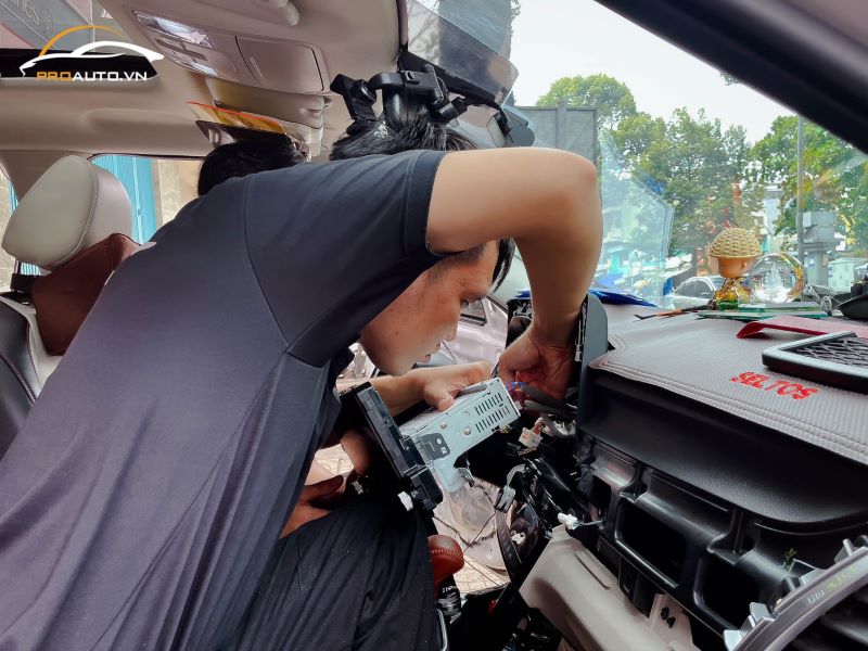Thi công lắp màn hình android ô tô tại PROAUTO.VN