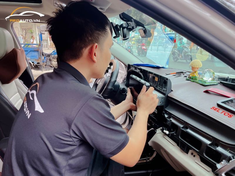 Thi công lắp màn hình android cho ô tô tại PROAUTO.VN