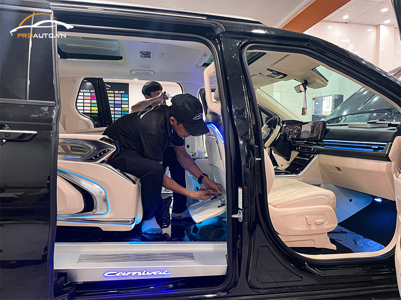 Thi công nâng cấp bàn làm việc xe Kia Carnival tại PROAUTO.VN