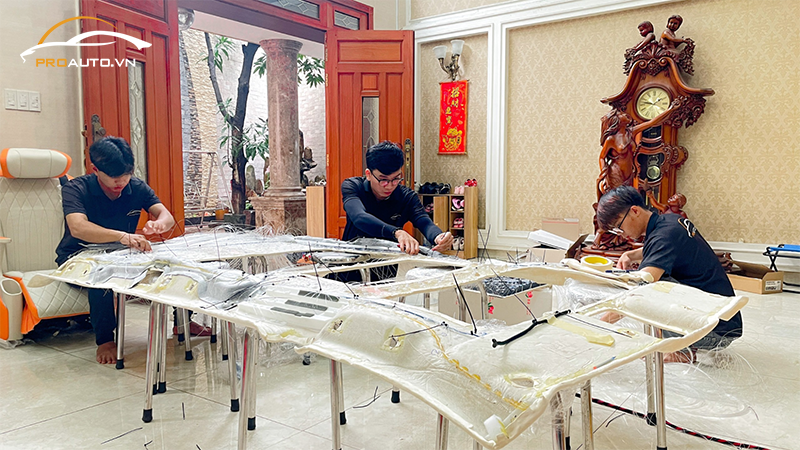 Thi công nâng cấp trần ánh sao cho xe tại PROAUTO.VN