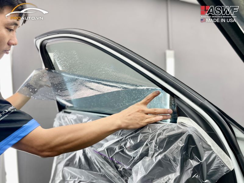 Thi công dán phim cách nhiệt ô tô tại PROAUTO.VN