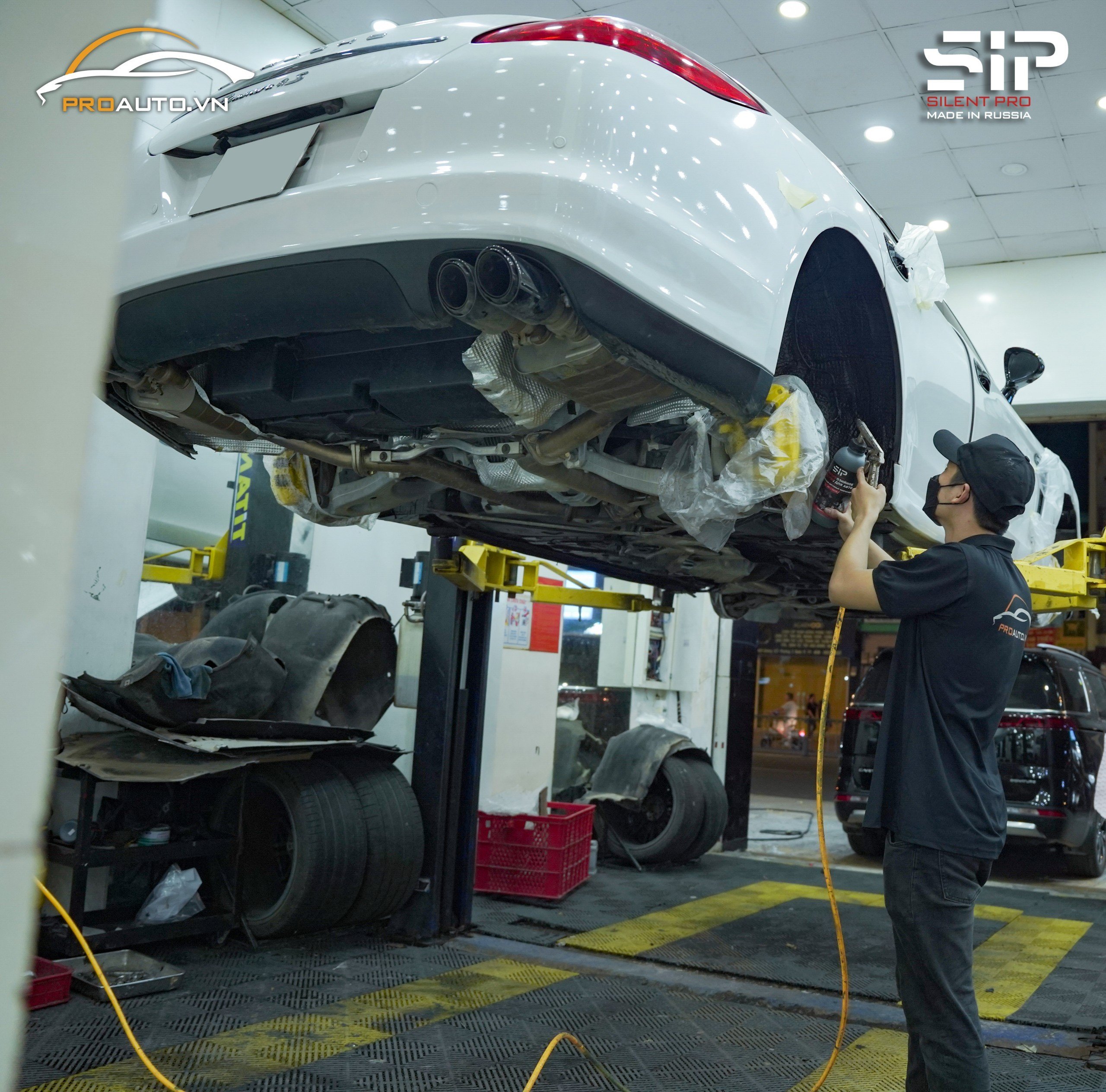 Thi công xịt sơn phủ gầm cho xe Porsche