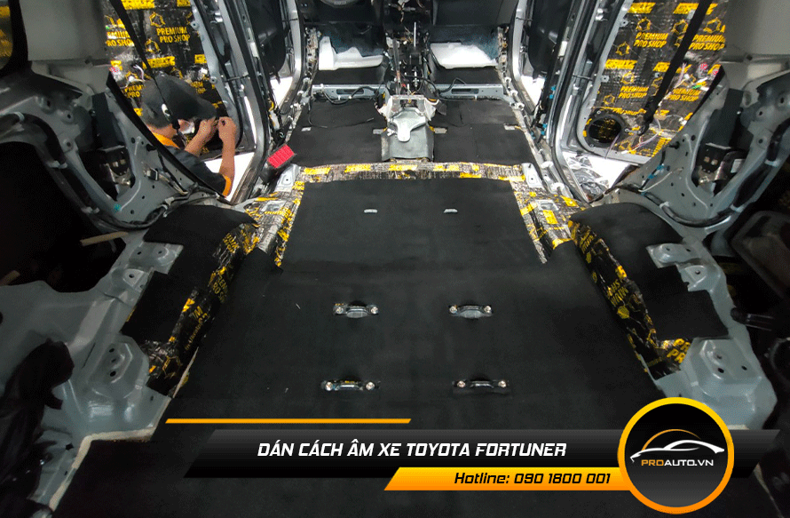 Dán vật liệu tiêu âm chống ù xe Toyota Fortuner