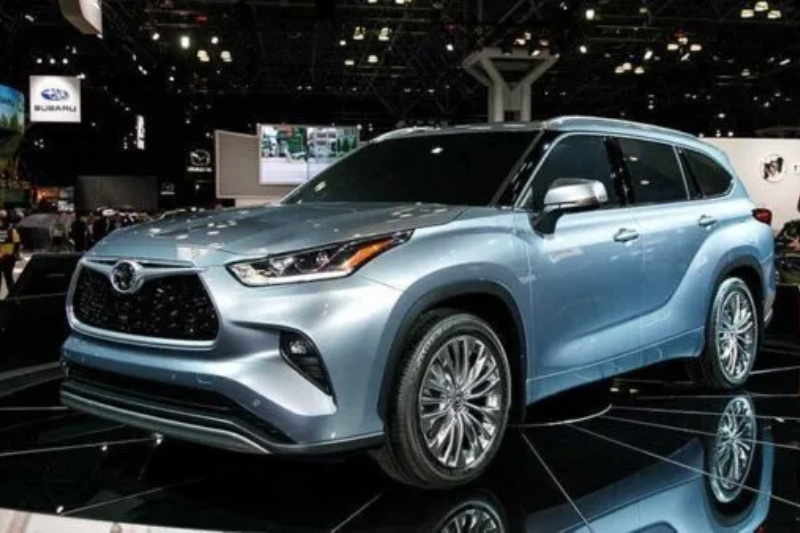 Toyota Highlander 2024 sở hữu thiết kế mạnh mẽ và sang trọng 