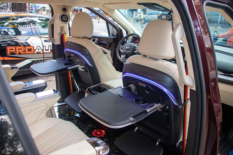 Trang bị hộc để ly trên bàn làm việc xe Kia Carnival 