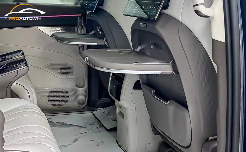 Trang bị túi chứa đồ trên bàn làm việc Kia Carnival 