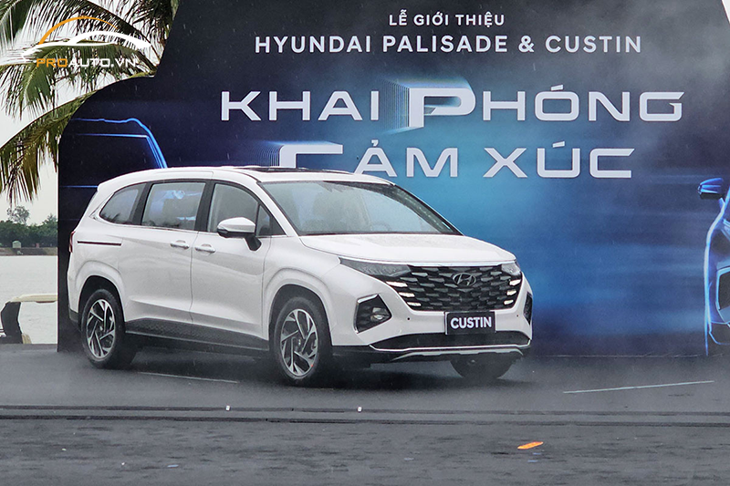 Vật liệu ốp bậc cửa ô tô cao cấp cho xe Hyundai Custin 2024