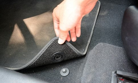 Vệ sinh sàn, thảm xe