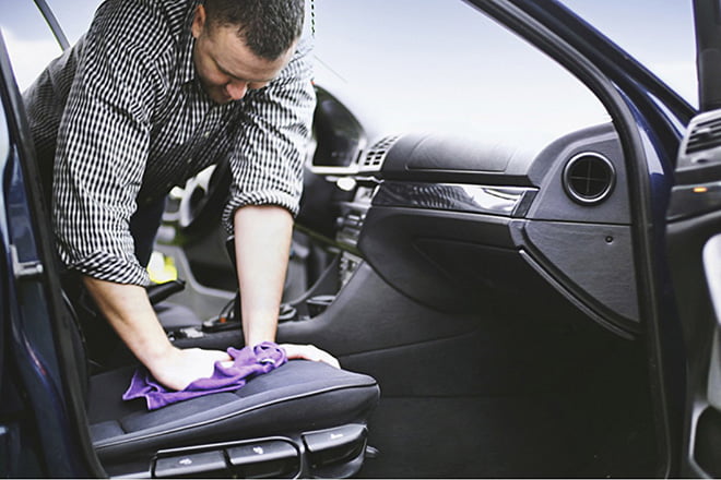 Có nên vệ sinh nội thất xe ô tô tại nhà?