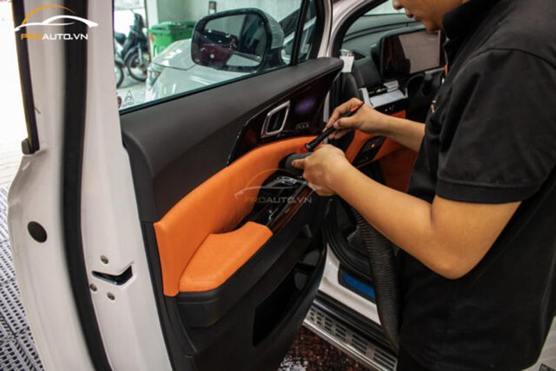 Vệ sinh nội thất xe ô tô vị trí tapi cửa