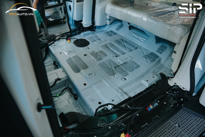 Vệ sinh sạch sẽ trước khi dán cách âm chống ồn xe Ford Ranger