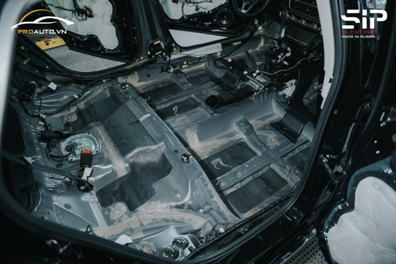 Vệ sinh sạch sẽ trước khi dán cách âm xe Mitsubishi Xpander