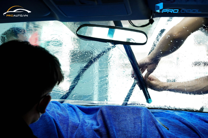 Vị trí kính lái dán phim cách nhiệt xe Kia Rondo