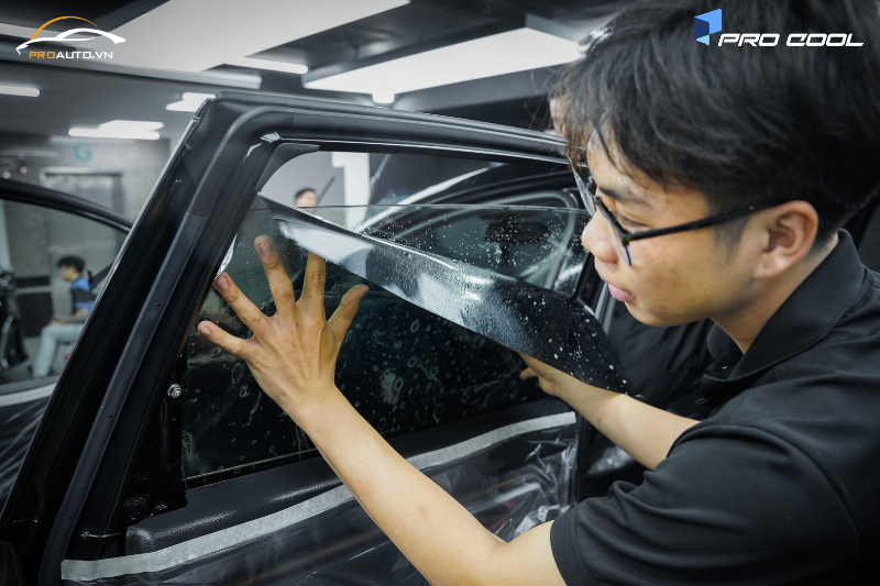 Vị trí kính sườn sau và kính lưng dán phim cách nhiệt xe Mazda 2