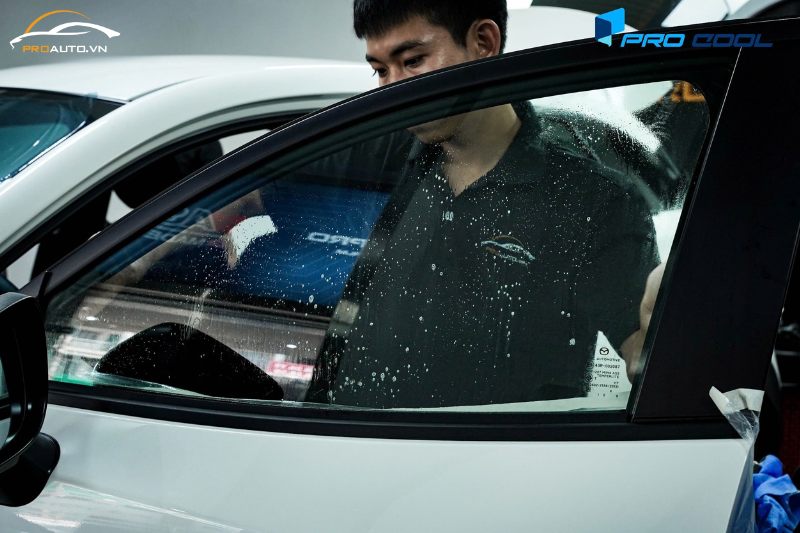 Vị trí kính sườn trước dán phim cách nhiệt xe Kia Rondo