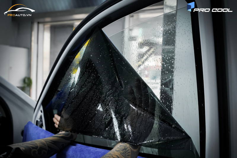 Vị trí kính sườn trước dán phim cách nhiệt xe Mazda 2