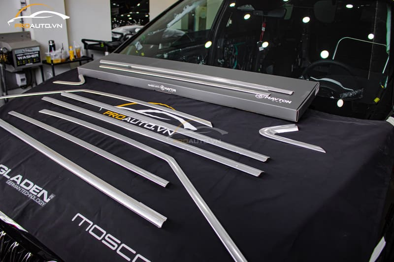 Viền chân kính xe Kia Carnival