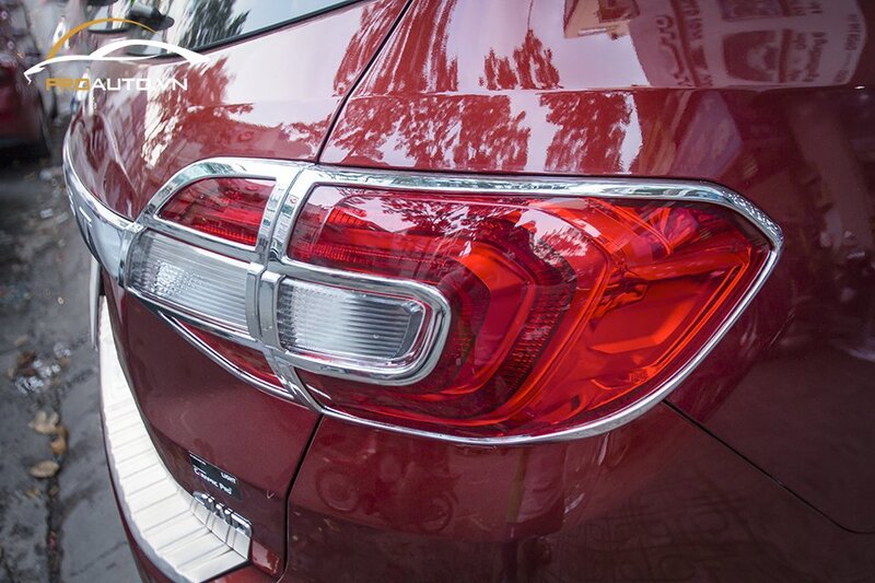 Viền đèn sau xe Ford Everest